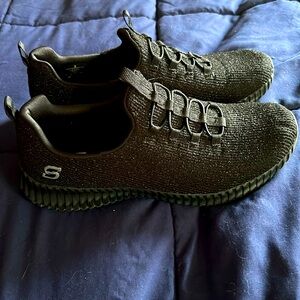 Size 9 Skechers Tennis Shoes